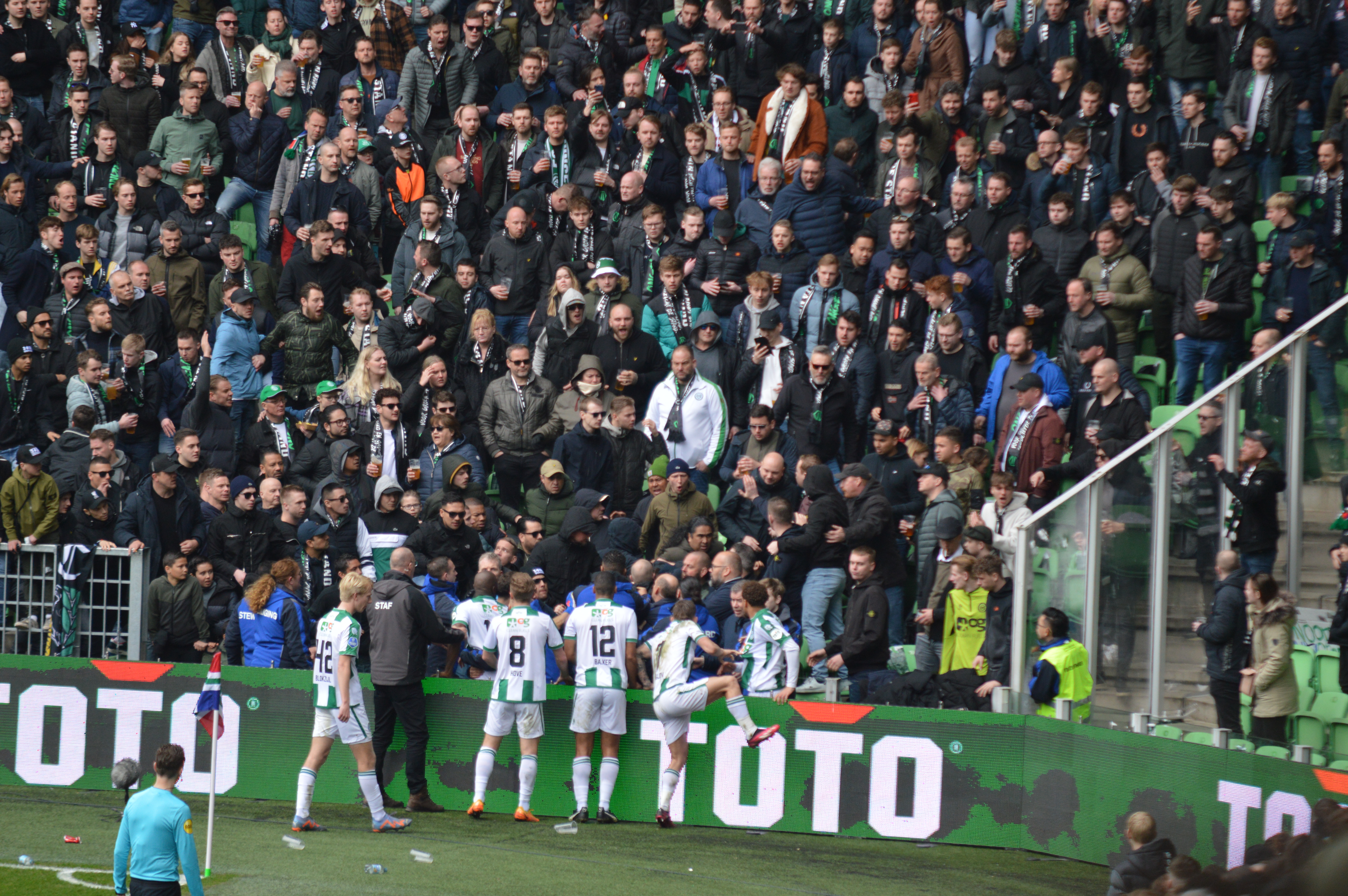 Politie heeft twee mannen opgepakt voor onrust in stadion