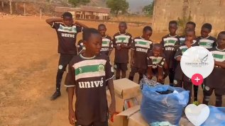 Jongens in Sierra Leone spelen in FC Groningen tenues.