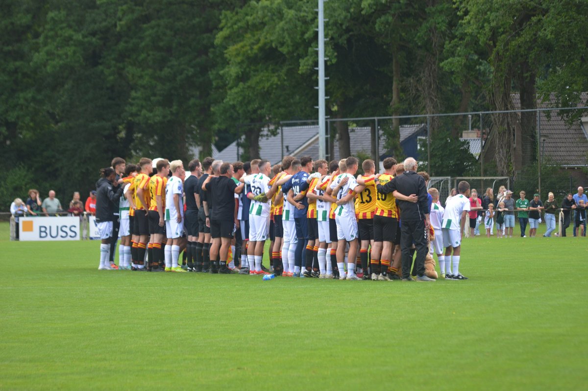 Paal en lat tegenstander FC Groningen in Vries   met foto's en video's
