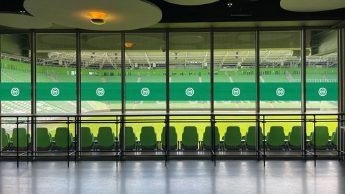 FC Groningen plakt glas in businessruimte gedeeltelijk af.