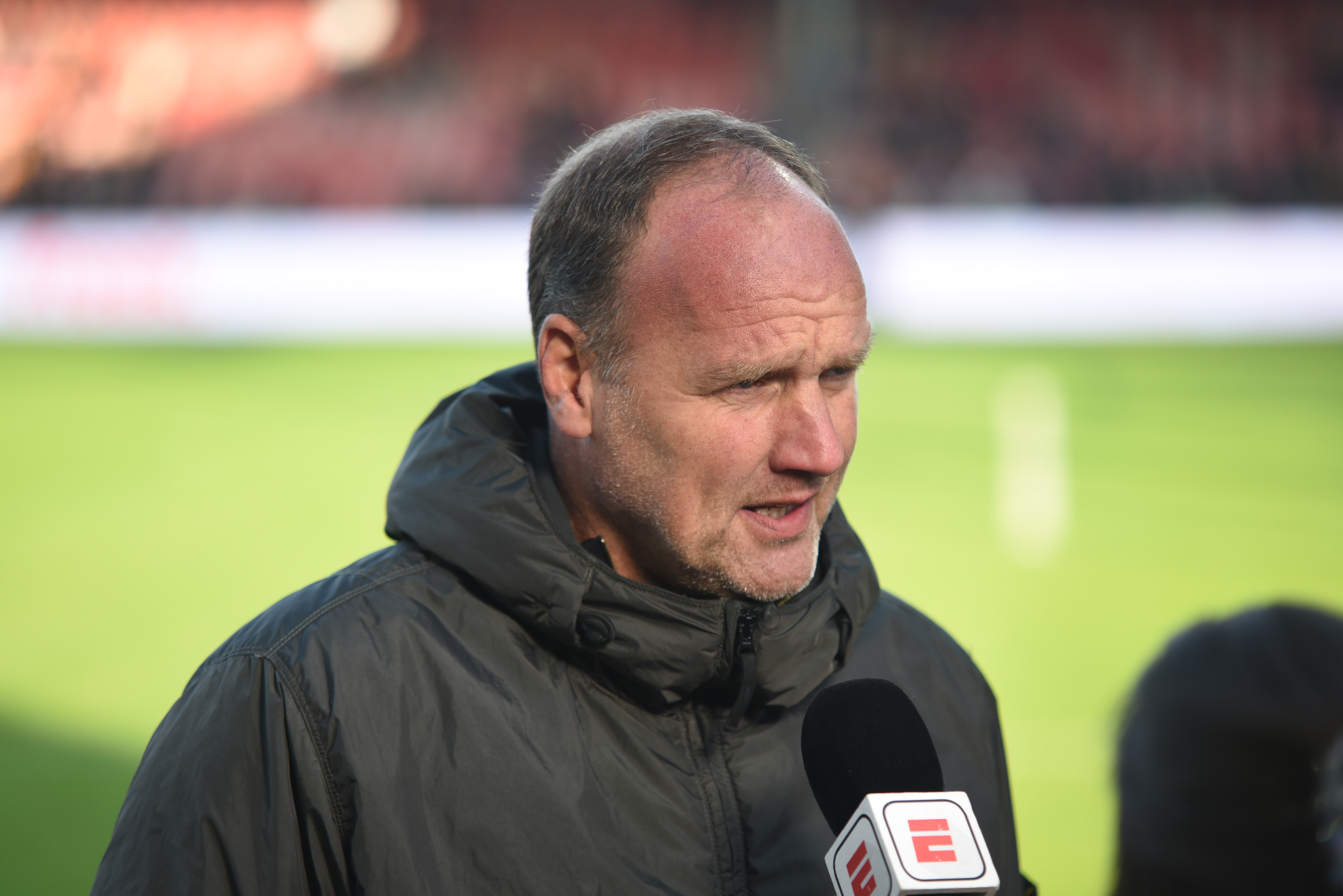 Dick Lukkien kan nu een andere grammofoonplaat op zetten