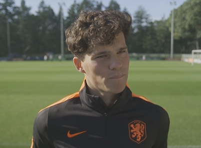 Van Bergen speelt ook bij Jong Oranje vaker op de 'tien'-positie dan als spits: "Ik begin er steeds meer in te geloven"